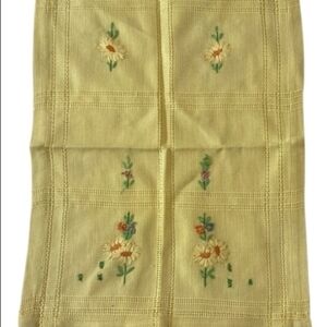 Embroidered Daisy Cloth - Pale Yellow